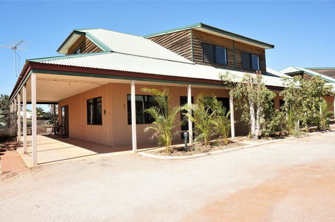 Ningaloo Breeze Villa 4 - 3 Bedroom Fully Self-Contained Holiday Accommodation - Perths Hotel 0