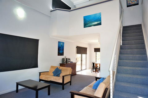 Ningaloo Breeze Villa 4 - 3 Bedroom Fully Self-Contained Holiday Accommodation - Perths Hotel 2