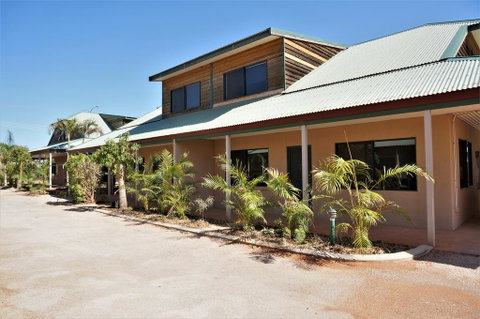 Ningaloo Breeze Villa 7 - 3 Bedroom Fully Self-Contained Holiday Accommodation - Perths Hotel 0