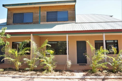Ningaloo Breeze Villa 7 - 3 Bedroom Fully Self-Contained Holiday Accommodation - Perths Hotel 1