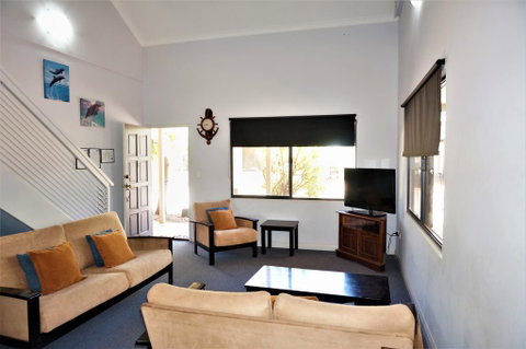 Ningaloo Breeze Villa 8 - 3 Bedroom Fully Self-Contained Holiday Accommodation - Perths Hotel 3