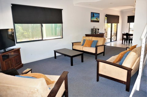 Ningaloo Breeze Villa 8 - 3 Bedroom Fully Self-Contained Holiday Accommodation - Perths Hotel 1