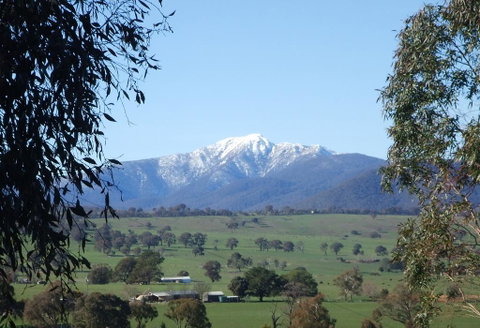 Off Mountain Accommodation - Perths Hotel 0