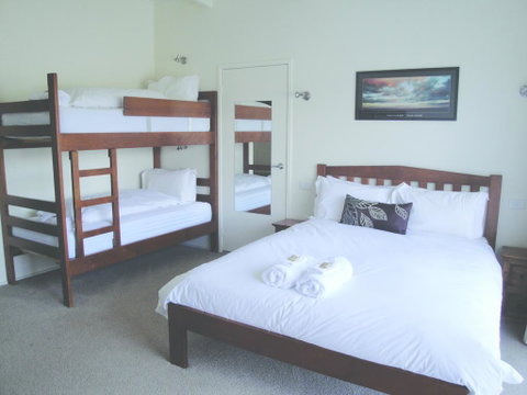 Off Mountain Accommodation - Perths Hotel 3