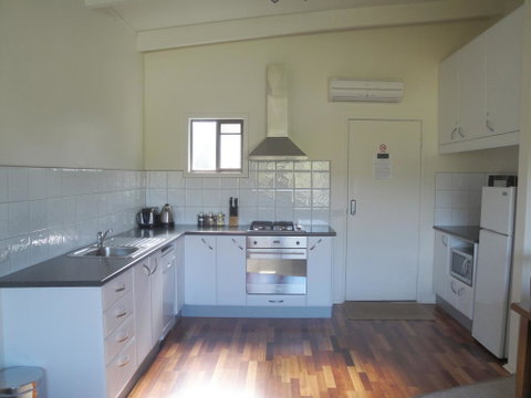 Off Mountain Accommodation - Perths Hotel 1