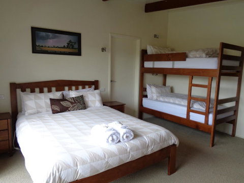 Off Mountain Accommodation - Perths Hotel 2