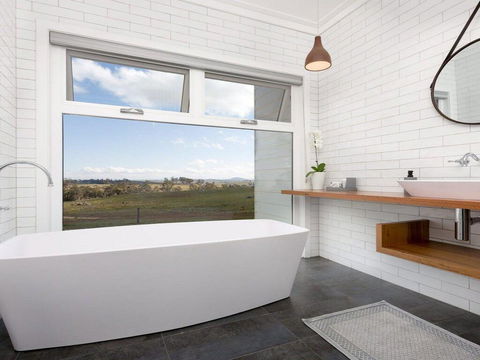 On A Hill - Modern Country Home Near Braidwood - Perths Hotel 2