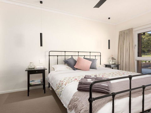 On A Hill - Modern Country Home Near Braidwood - Perths Hotel 1