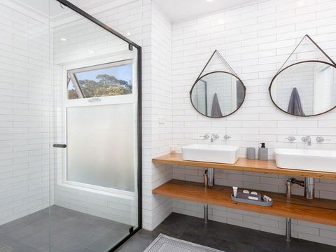 On A Hill - Modern Country Home Near Braidwood - Perths Hotel 3