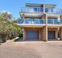 One Street from Main Beach - Perths Hotel