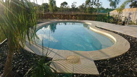 Palm Lakeside Holiday Home - Bowen, Whitsundays, Queensland - Perths Hotel 3