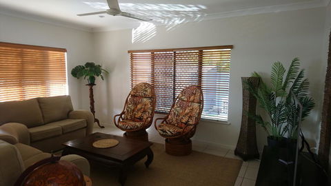 Palm Lakeside Holiday Home - Bowen, Whitsundays, Queensland - Perths Hotel 2