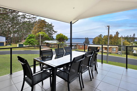 Panorama @ The Lake - Pet Friendly - 15 Mins To Hyams Beach - Perths Hotel 0