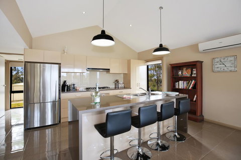 Panorama @ The Lake - Pet Friendly - 15 Mins To Hyams Beach - Perths Hotel 3