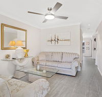 Paradise Holiday  Fingal Bay - Perths Hotel