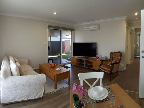 Pebbly Creek - Perths Hotel 0
