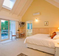 PLUM TREE STUDIO - couples lakeside spa retreat