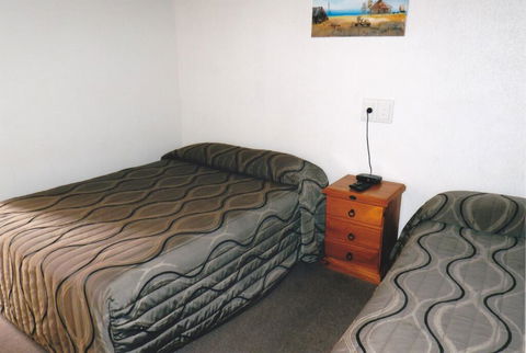 PRECINCT HOTEL GLADSTONE - Perths Hotel 2