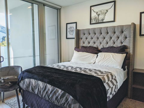 Presidential 3-bed 2-bath, Balcony, With Pool Included - Perths Hotel 0
