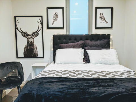 Presidential 3-bed 2-bath, Balcony, With Pool Included - Perths Hotel 3