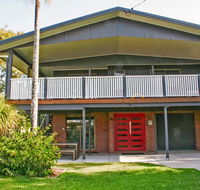 Red Door Beach House - Marcoola Beach - PET FRIENDLY FOXTEL WIFI 500 BOND Linen Supplied - Perths Hotel