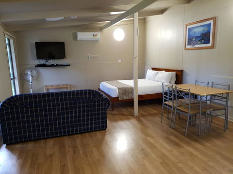 Robe Holiday Park - Perths Hotel 1