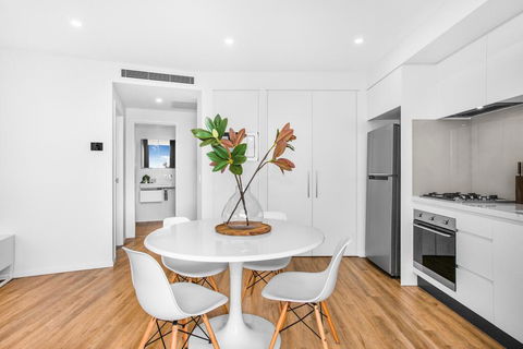 Roomy Apartment With Balcony, Parking, Ocean Views - Perths Hotel 2