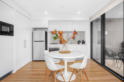 Roomy Apartment With Balcony, Parking, Ocean Views - Perths Hotel 1