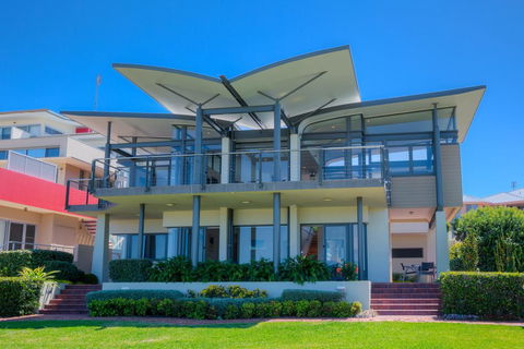 Sails On The Beachfront - Exclusive Seaside Home - Perths Hotel 1