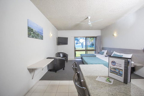 Sarina Beach Motel - Perths Hotel 3