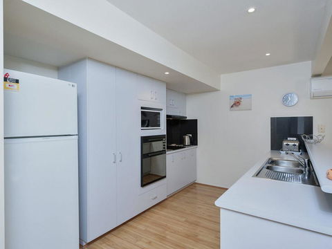 Sea Whispers @ Fingal Bay - Perths Hotel 1