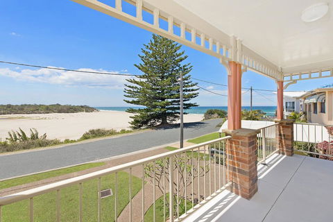 SEASCAPE - An Enticing Lakeside Escape - Perths Hotel 0