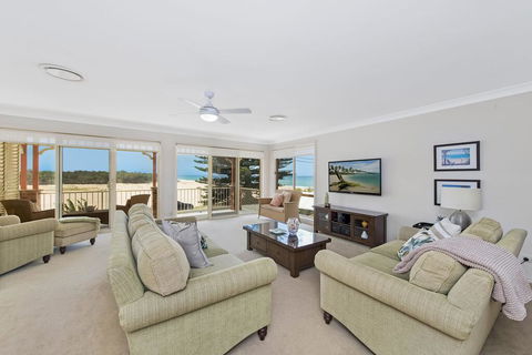 SEASCAPE - An Enticing Lakeside Escape - Perths Hotel 1