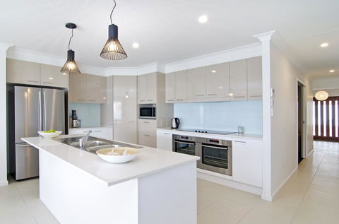Sentosa On Tugun - Beachfront 5 Bedroom - Perths Hotel 2