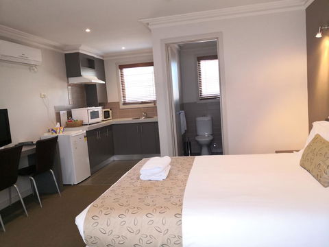 Seymours On Lydiard - Perths Hotel 1