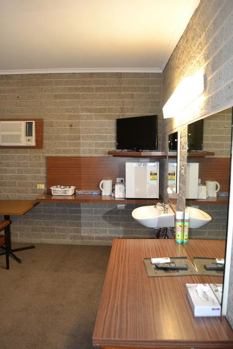 Shamrock Hotel Motel Balranald - Perths Hotel 1