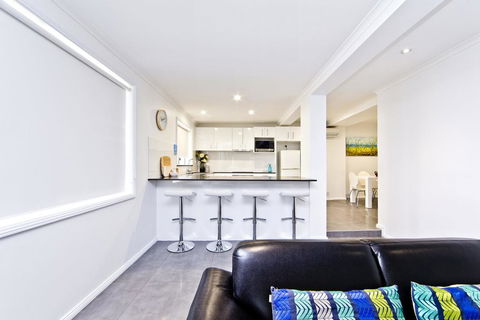 Shells On The Shore Holiday Accomm - Dolphins - Perths Hotel 3