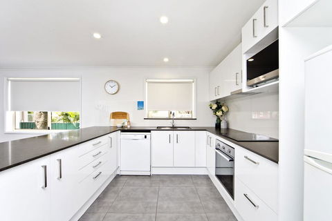 Shells On The Shore Holiday Accomm - Dolphins - Perths Hotel 2