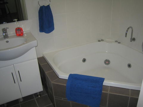 Showgrounds Cottage Naracoorte - Perths Hotel 3