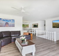 Sounds by the Sea - open plan living metres to beach - Perths Hotel