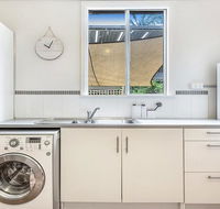 Sounds of Sunshine 2 Downstairs half of House - Perths Hotel