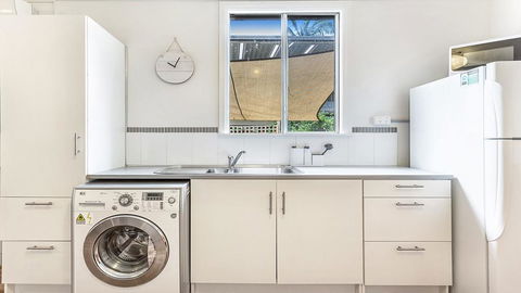 Sounds Of Sunshine 2 Downstairs Half Of House - Perths Hotel 0