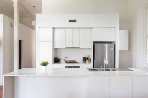 Spacious 2-bed, 2-bath Home With Parking And Balcony - Perths Hotel 3
