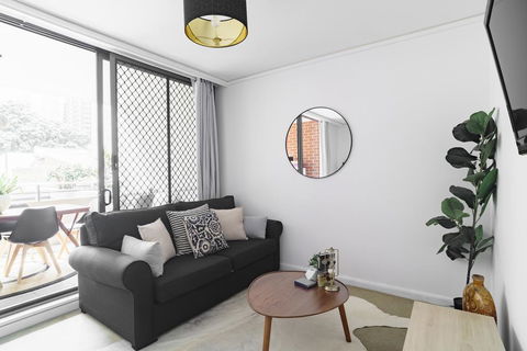 Spacious Apt V Stylish Furniture Pool GYM - Perths Hotel 2