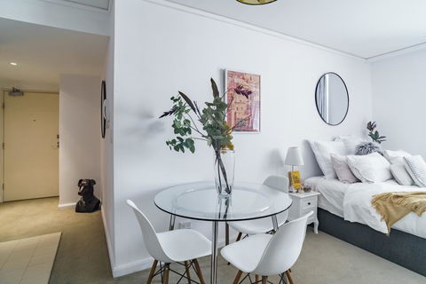 Spacious Apt V Stylish Furniture Pool GYM - Perths Hotel 0