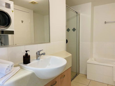 Steps From Mudjimba Beach 3 BR Apt Sunshine Coast With WIFI,Pool,Parking - Perths Hotel 2