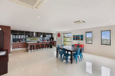 Stillwaters - Panoramic View Of Lakes Entrance - Perths Hotel 1