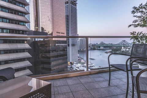 Story Bridge/River Views,  Pool, Gym, Netflix, Carpark - Perths Hotel 2