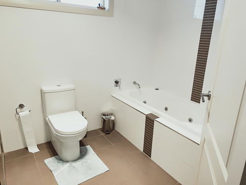 Stylish Private Bathroom-Luxurious Modern Big Home - Perths Hotel 2