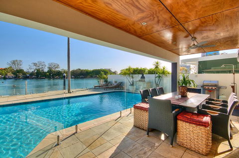 Surfers Paradise Escape - Waterfront House - Perths Hotel 2